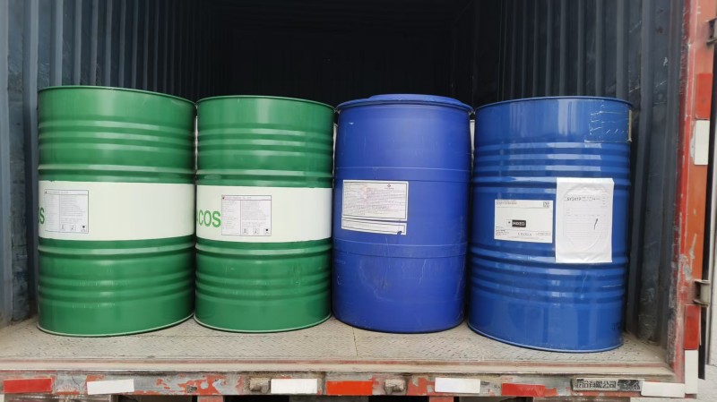 韓國(guó)進(jìn)口白油、進(jìn)口甘油和吐溫80發(fā)貨現(xiàn)場(chǎng).jpg